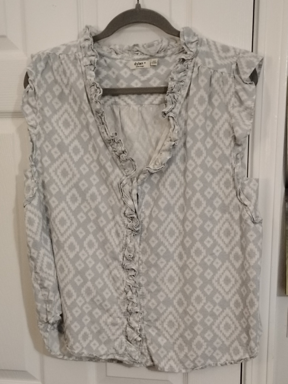 dylan Light Gray Diamond-Print Ruffle V-Neck Sleeveless Top